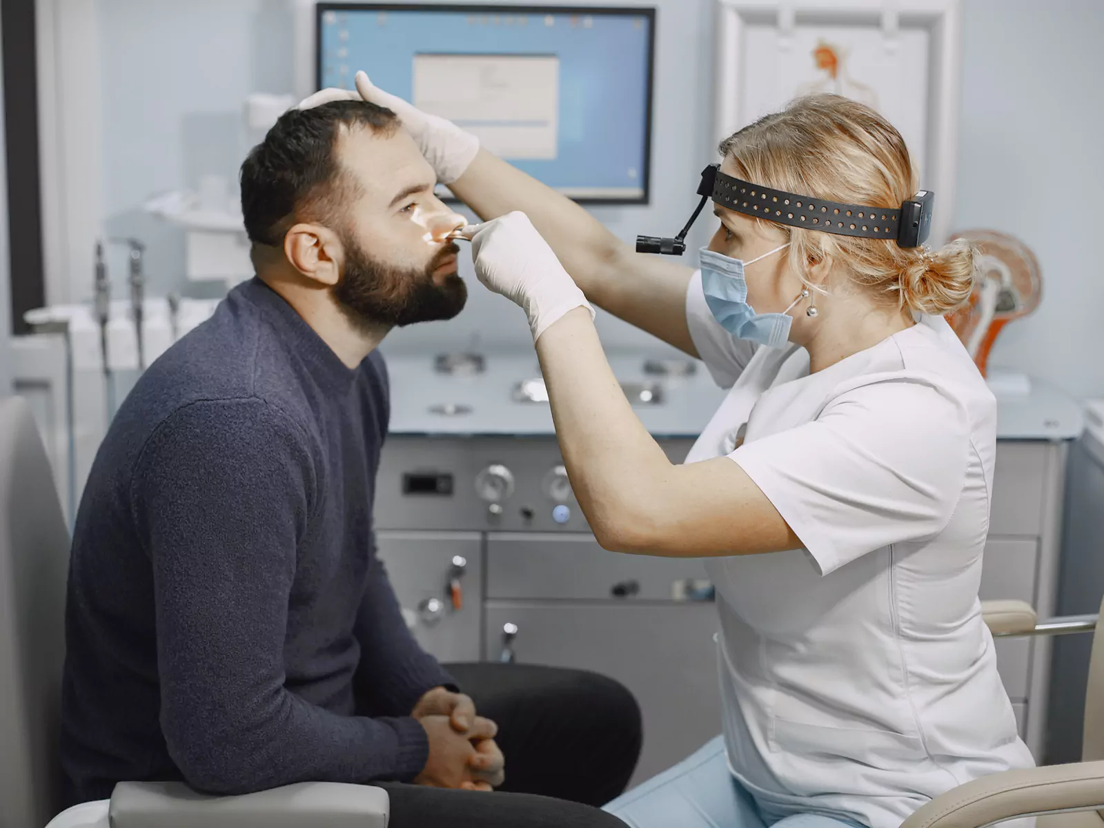 تنگی سوراخ بینی و مراجعه به متخصص گوش و حلق و بینی