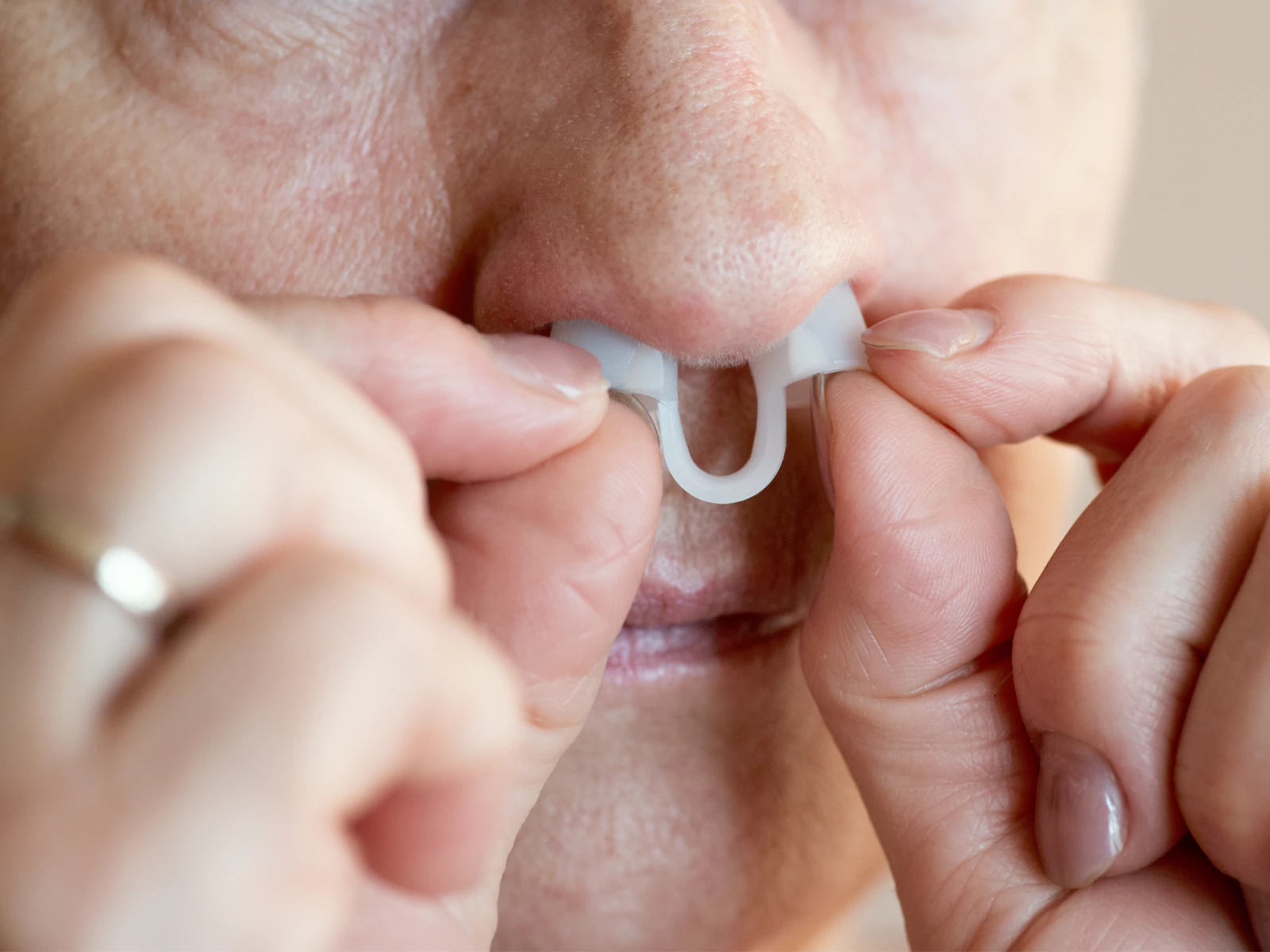 قرار دادن نوزونت در بینی